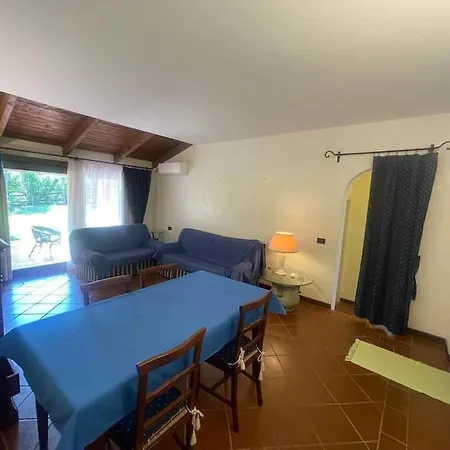 Villa Louise, Via Romangia 22 A, Stintino. *