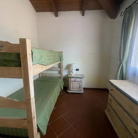 Louise, Via Romangia 22 A, Stintino.